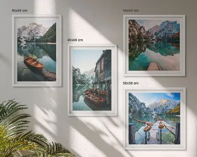 Set van posters met lijst met afbeelding van meer, bergen, boten en een huisje