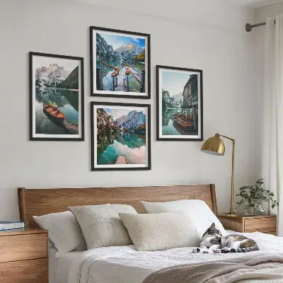 Set van posters met lijst met afbeelding van meer, bergen, boten en een huisje