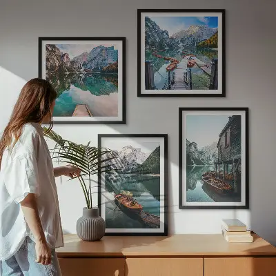 Set van posters met lijst met afbeelding van meer, bergen, boten en een huisje