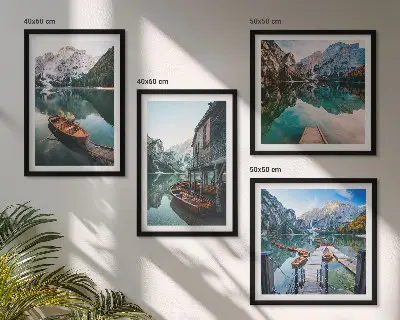 Set van posters met lijst met afbeelding van meer, bergen, boten en een huisje