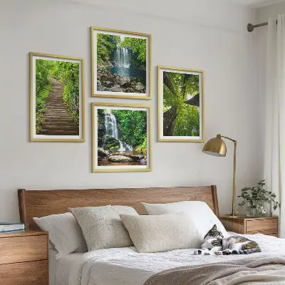 Meerluik in lijst pad door het bos met waterval en vegetatie