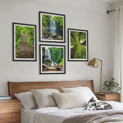 Meerluik in lijst pad door het bos met waterval en vegetatie
