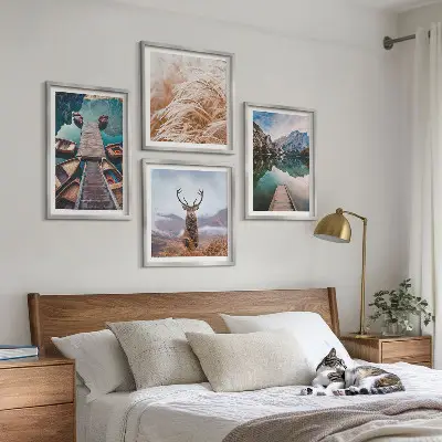 Set posters met lijst boten op het meer met herten en bergen