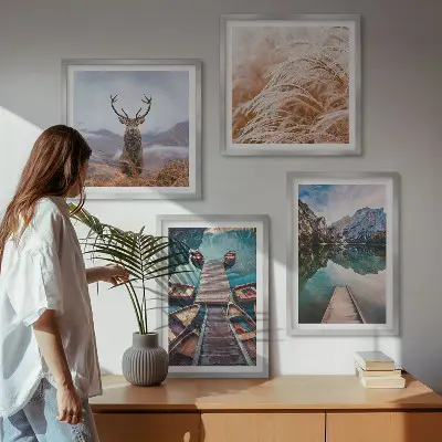 Set posters met lijst boten op het meer met herten en bergen