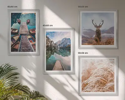 Set posters met lijst boten op het meer met herten en bergen