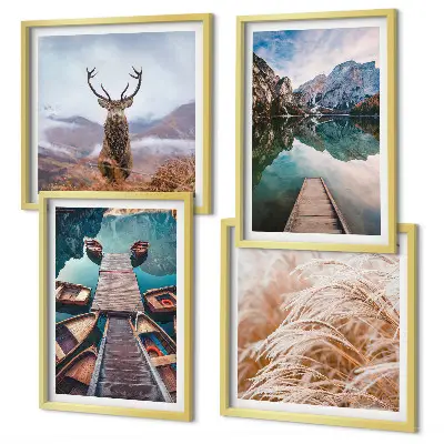 Set posters met lijst boten op het meer met herten en bergen
