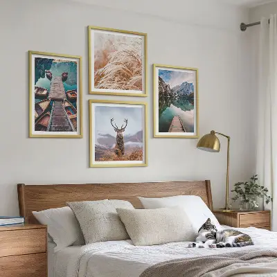 Set posters met lijst boten op het meer met herten en bergen