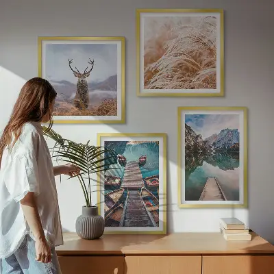 Set posters met lijst boten op het meer met herten en bergen