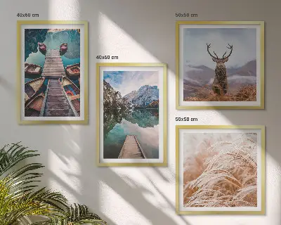 Set posters met lijst boten op het meer met herten en bergen