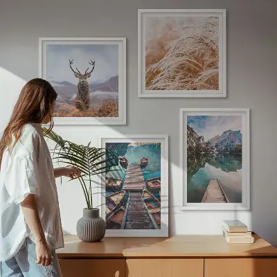 Set posters met lijst boten op het meer met herten en bergen