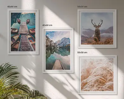 Set posters met lijst boten op het meer met herten en bergen