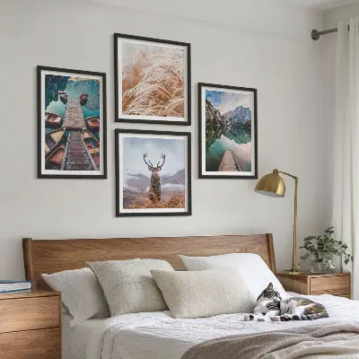 Set posters met lijst boten op het meer met herten en bergen