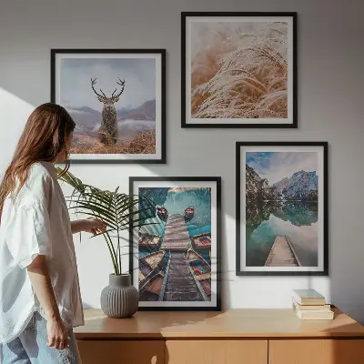 Set posters met lijst boten op het meer met herten en bergen