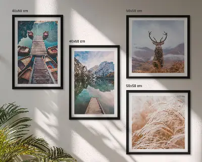 Set posters met lijst boten op het meer met herten en bergen