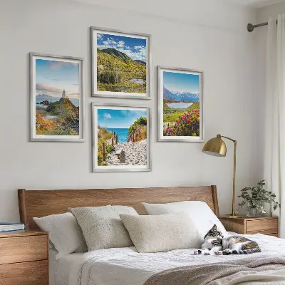 Meerluik in lijst met een afbeelding van een strand, vuurtoren, bergen, weiden en bloemen