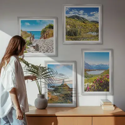 Meerluik in lijst met een afbeelding van een strand, vuurtoren, bergen, weiden en bloemen
