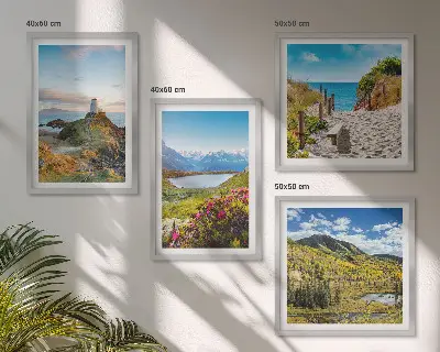 Meerluik in lijst met een afbeelding van een strand, vuurtoren, bergen, weiden en bloemen
