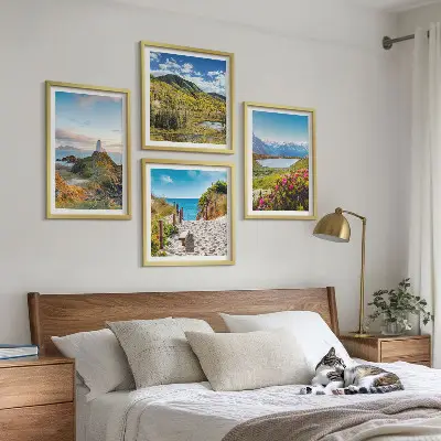 Meerluik in lijst met een afbeelding van een strand, vuurtoren, bergen, weiden en bloemen