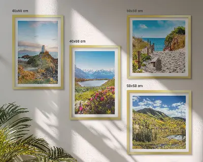 Meerluik in lijst met een afbeelding van een strand, vuurtoren, bergen, weiden en bloemen
