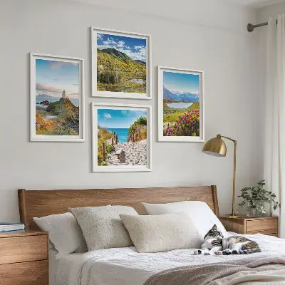 Meerluik in lijst met een afbeelding van een strand, vuurtoren, bergen, weiden en bloemen