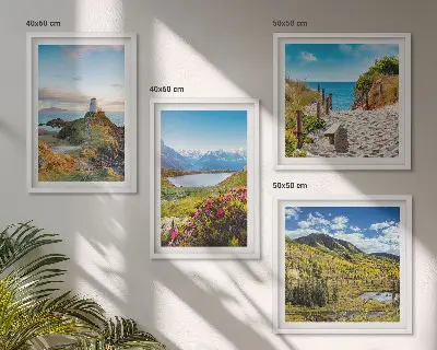 Meerluik in lijst met een afbeelding van een strand, vuurtoren, bergen, weiden en bloemen