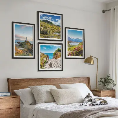 Meerluik in lijst met een afbeelding van een strand, vuurtoren, bergen, weiden en bloemen