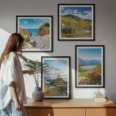 Meerluik in lijst met een afbeelding van een strand, vuurtoren, bergen, weiden en bloemen