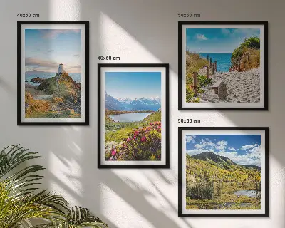 Meerluik in lijst met een afbeelding van een strand, vuurtoren, bergen, weiden en bloemen