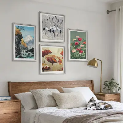 Set van posters met lijst met afbeeldingen van bergen, een waterval, vogels en bloemen