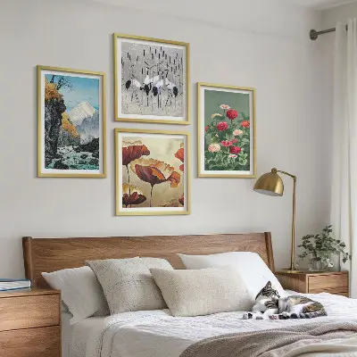Set van posters met lijst met afbeeldingen van bergen, een waterval, vogels en bloemen