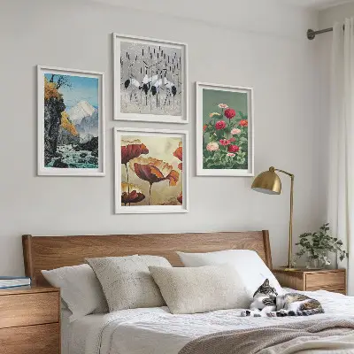 Set van posters met lijst met afbeeldingen van bergen, een waterval, vogels en bloemen