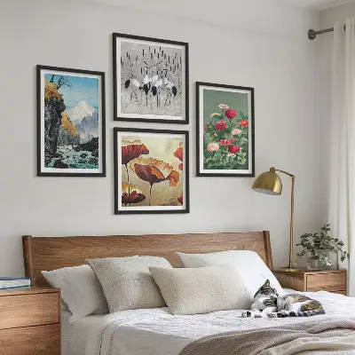 Set van posters met lijst met afbeeldingen van bergen, een waterval, vogels en bloemen