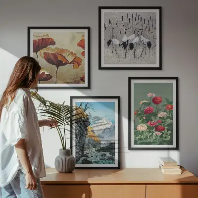 Set van posters met lijst met afbeeldingen van bergen, een waterval, vogels en bloemen