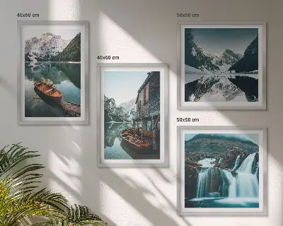 Weerspiegeling van boten in bergmeren meerluik in lijst