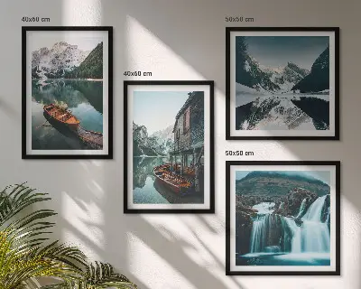 Weerspiegeling van boten in bergmeren meerluik in lijst