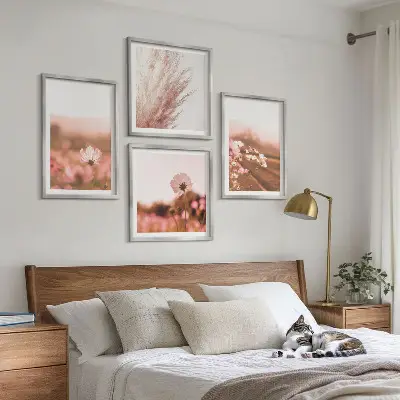 Set van posters met lijst Wilde bloemen in de weiden in de zomer