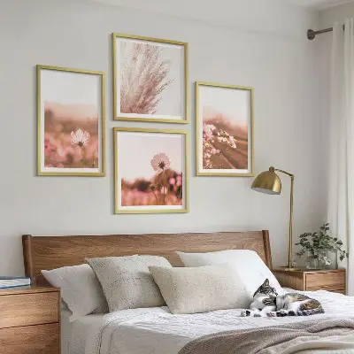 Set van posters met lijst Wilde bloemen in de weiden in de zomer