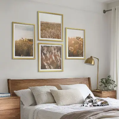 Meerluik in lijst zomerweiden met bloemen bij zonsondergang