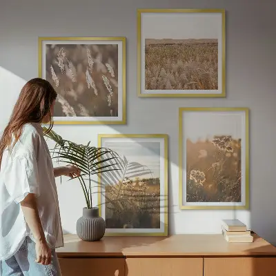 Meerluik in lijst zomerweiden met bloemen bij zonsondergang