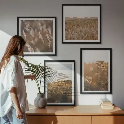 Meerluik in lijst zomerweiden met bloemen bij zonsondergang