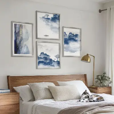 Set posters met lijst met een afbeelding van bergen, wolken, bomen en vogels op de achtergrond