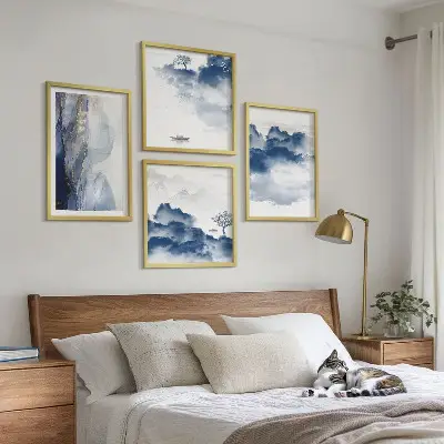 Set posters met lijst met een afbeelding van bergen, wolken, bomen en vogels op de achtergrond