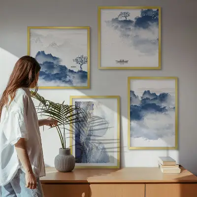 Set posters met lijst met een afbeelding van bergen, wolken, bomen en vogels op de achtergrond