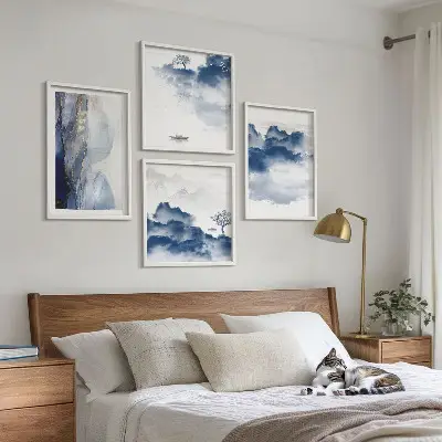 Set posters met lijst met een afbeelding van bergen, wolken, bomen en vogels op de achtergrond