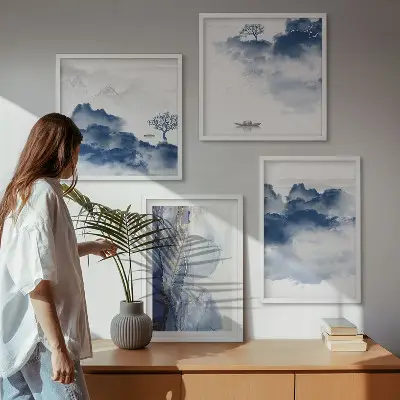 Set posters met lijst met een afbeelding van bergen, wolken, bomen en vogels op de achtergrond