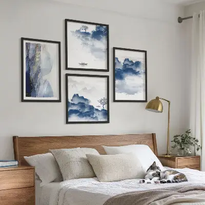 Set posters met lijst met een afbeelding van bergen, wolken, bomen en vogels op de achtergrond