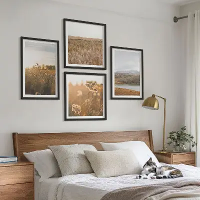 Set posters met lijst landschap met weiden, bergen en een meer