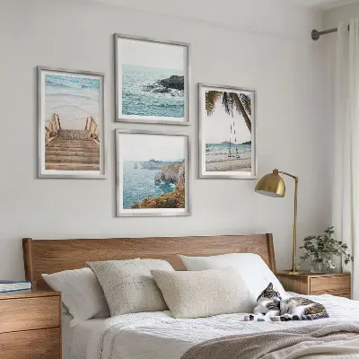 Set van posters met lijst met uitzicht op een strand en zee met een schommel