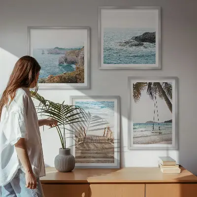 Set van posters met lijst met uitzicht op een strand en zee met een schommel