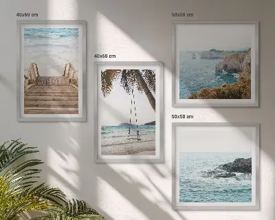 Set van posters met lijst met uitzicht op een strand en zee met een schommel